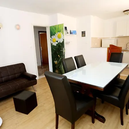 Apartment By The Sea - 10342