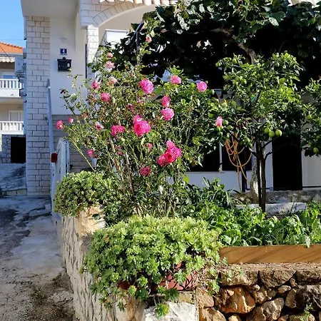 By The Sea - 10342 Trogir