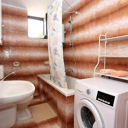 Apartment By The Sea - 10342